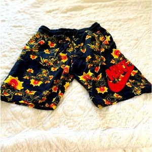 Nike size M Sweatshorts Shorts fleece Black red yellow flowers logo pockets